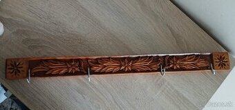 Drevený vyrezávaný vešiak