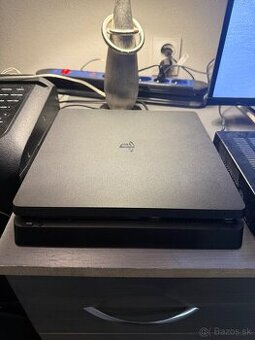 PS4 Slim + 2 ovládače + 4 hry
