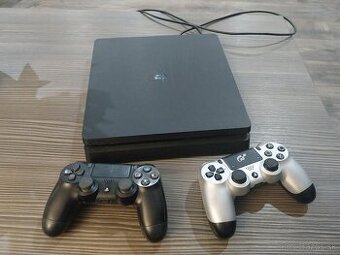 PS4 s dvoma ovládačmi