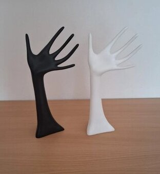 Ruka stojan na šperky