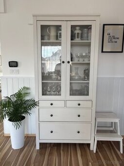 Hemnes vitrína, knižnica