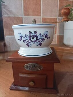 Drevený mlynček na kávu