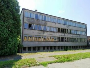 41375-Administratívna budova v priemyselnej časti Lučenca - 1