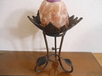 Kovový tepaný stojan ako kvet so solnou lampou