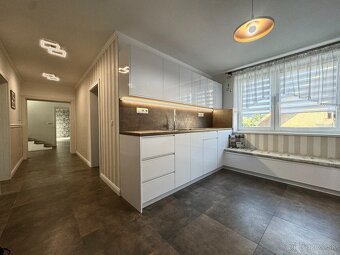 Veľký 4 izbový rodinný dom s bazénom, Krásno - Partizánske