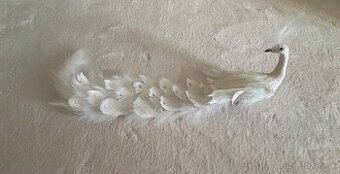 Luxusný dekoračný páv – biely s pierkami a kryštálikmi (na k