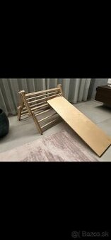 Piklerovej trojuholnik s doskou na šmýkanie