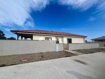 Na predaj 4 izbový bungalov v stave holodomu - obec Kyselica