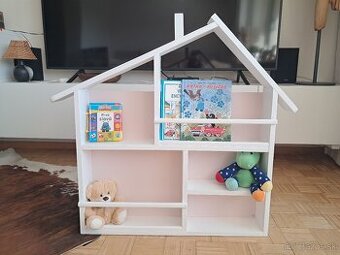 Knižnica v tvare domčeka