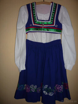 Sukňa a vesta vyšité krivou ihlou