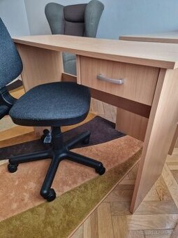 Predám písací stôl – svetlé drevo (menší)