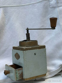Orginal Sava Predám staržitný drevený mlynček na kávu z35 e