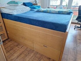 Nadrozmerná drevená posteľ so skriňou