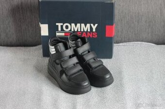 Tommy Hilfiger č.39