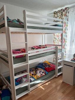 Trojposchodová posteľ