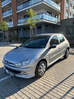 Predám Peugeot 206 1.1 Benzín