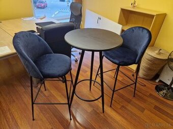 jedálenský stôl + 2 stoličky