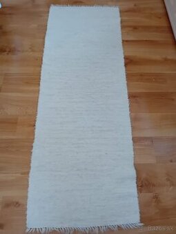 Predám biely vlnený koberec
