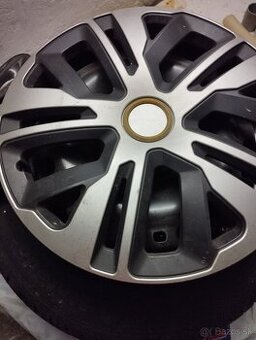 Kryt na kolesá, puklice