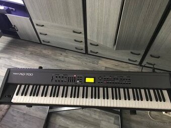 Roland RD 700