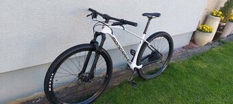 Karbónový horský bicykel