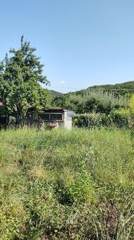 ZÁHRADA V KAVEČANOCH S ROZOSTAVANOU CHATOU