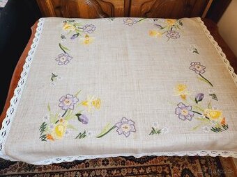 Krásny krémový jarný obrus s kuriatkami a narcismi 82x82