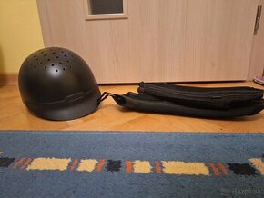 Jazdecká prilba a chapsy