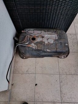 Suzuki Samurai palivová nádrž