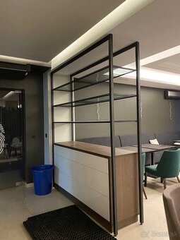 Dizajnový regál do podnikateľských priestorov