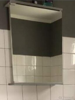 Zrkadlo s úložným priestorom