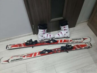 lyže Atomic a lyžiarky