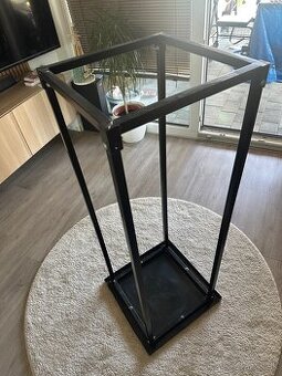 Stojan/kos na drevo ku krbu