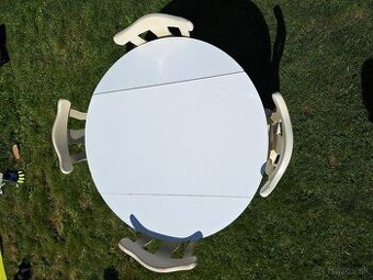 Jedálenský stôl so 4 stoličkami