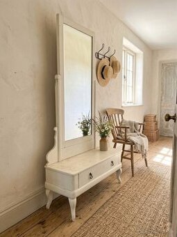 Starožitné zrkadlo so zásuvkou