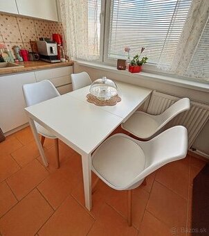 Škandinávsky jedálenský set — okrúhly stôl + 4 stoličky