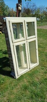 Starodávne kastlové špaletové okno