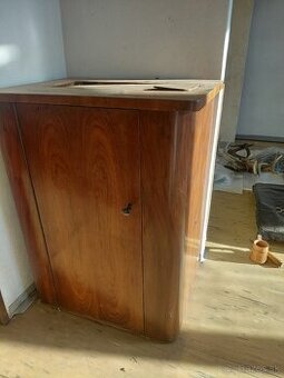 Starší šijací stroj ZETINA