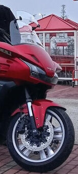 Deflektor na motorku s upevnením na plexi