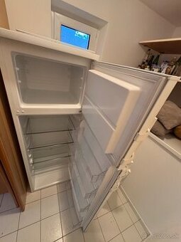 Predám chladničku s mrazničkou Electrolux EJ2801A0W2
