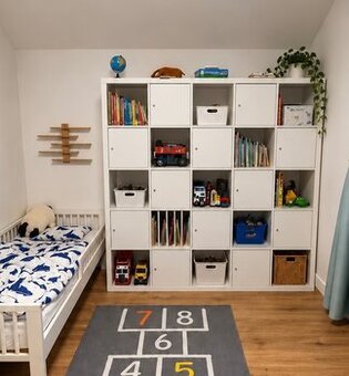 IKEA KALLAX 5 × 5 biely – s dvierkami a policovou vložkou