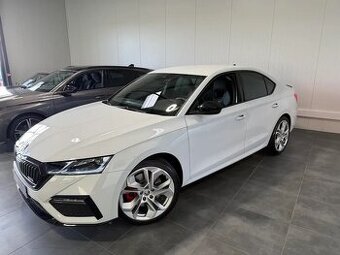 Škoda Octavia IV - čierne kryty zrkadiel
