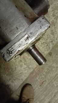 Hydraulické cerpadlo u32 vývody sú zboku 85e