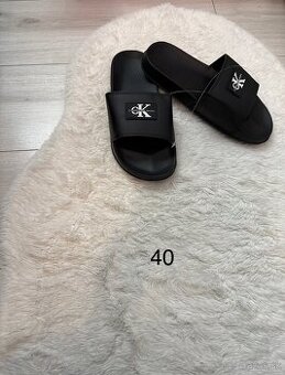 Čierne slapky Calvin klein
