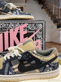 Travis Scott X Nike SB Dunk