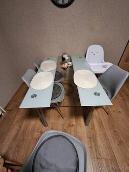Kuchynský stôl zo stoličkami