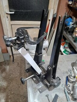 Stojan na centrovanie kolies