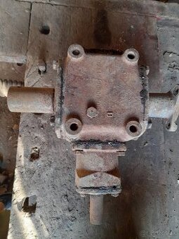 Prevodovka liatinova+slimakove čerpadlo a ozubene kolesa