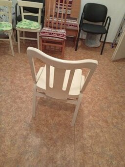 Stolička veľká z masívu.