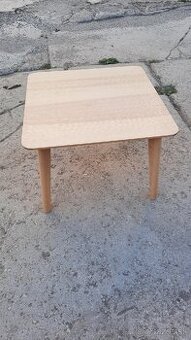 Štýlový drevený štvorcový stolík – minimalistický dizajn